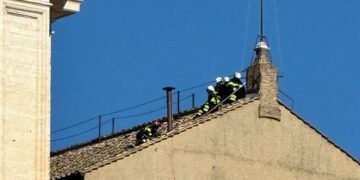 Ya se instaló la chimenea que anunciará al nuevo papa