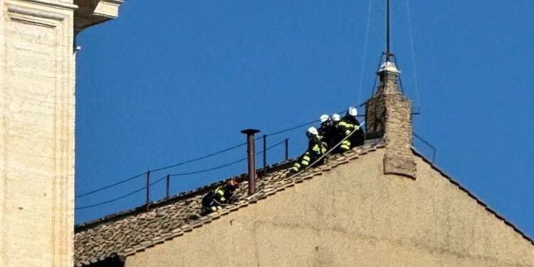 Ya se instaló la chimenea que anunciará al nuevo papa