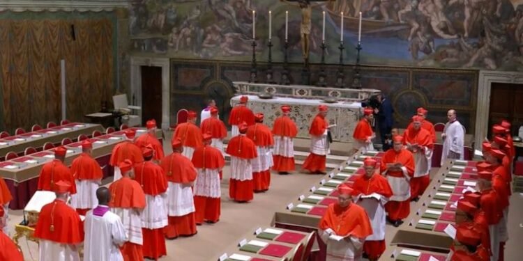 En medio de ritos y letanías, inició el cónclave para elegir al sucesor de Pedro