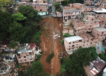 Lluvias mil en Medellín: deslizamiento sepultó varias viviendas