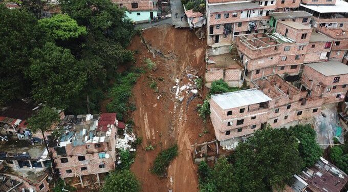 Lluvias mil en Medellín: deslizamiento sepultó varias viviendas