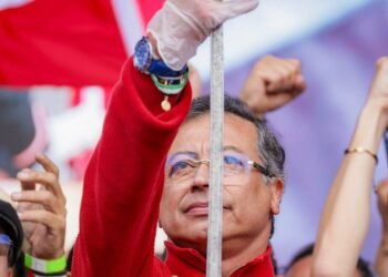 Petro desenvaina la Espada de Bolívar y desafía al Congreso