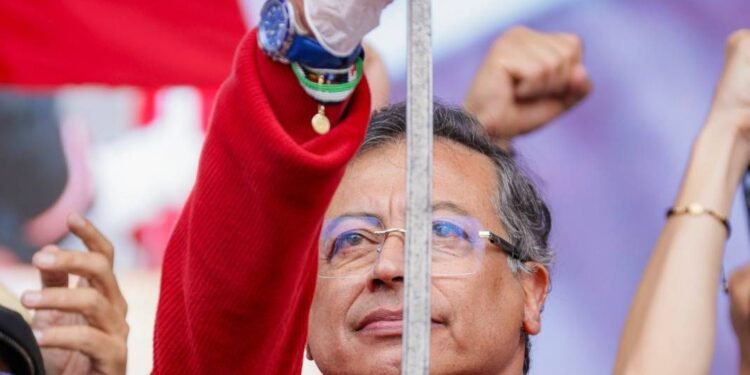Petro desenvaina la Espada de Bolívar y desafía al Congreso