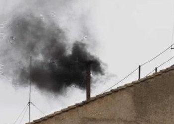 Humo negro: cardenales no eligieron papa en la primera votación, cónclave seguirá este jueves