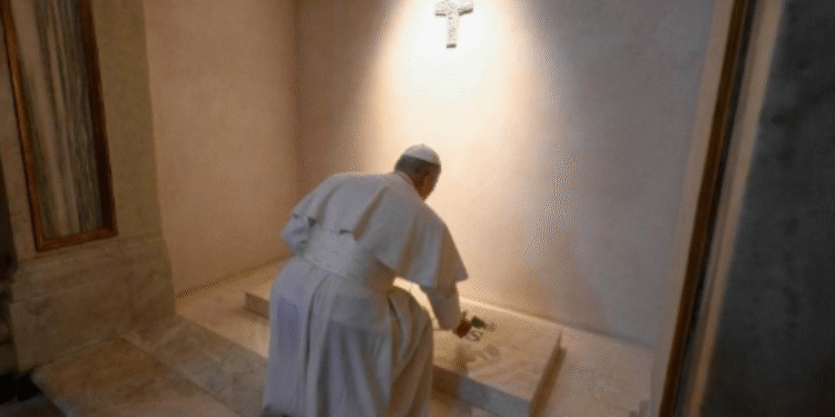 El papa León XIV visitó la tumba de Francisco y le dejó una rosa blanca