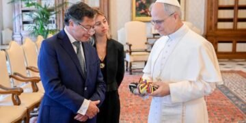 ¿Qué le regaló el presidente Petro al papa León?