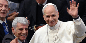 Papa León XIV a periodistas: “Desarmemos las palabras y ayudaremos a desarmar la Tierra”