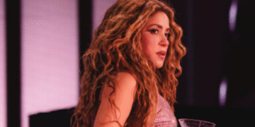 Shakira sufrió caída durante concierto de Montreal y su reacción se hizo viral