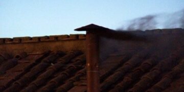 Humo negro: cardenales tampoco eligieron papa en las dos primeras votaciones de este jueves