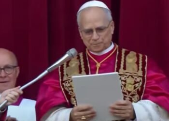 En su primer discurso, papa León XIV agradece a Francisco y habla de una iglesia misionera, abierta a todos y cercana a quienes sufren