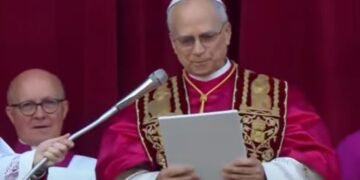 En su primer discurso, papa León XIV agradece a Francisco y habla de una iglesia misionera, abierta a todos y cercana a quienes sufren