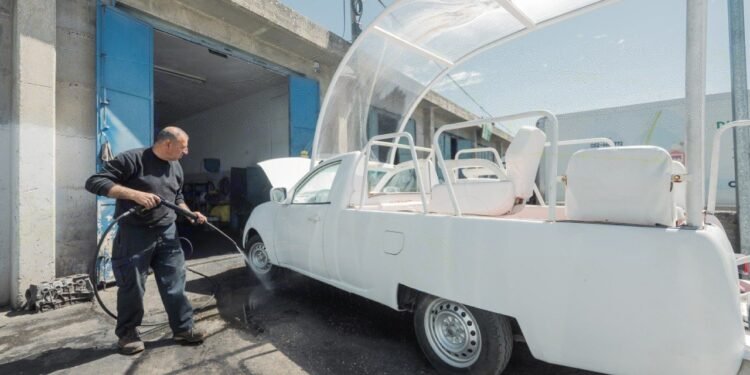 El papamóvil de la paz, último regalo de Francisco a Gaza