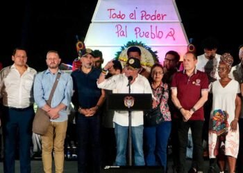 “¡A partir de hoy, Colombia se levanta!”: presidente Petro insiste en consulta popular y hasta habla de “revolución”