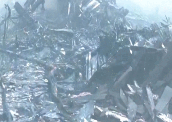 Sobrevivió un pasajero tras catastrófico accidente en India: salió caminando del avión