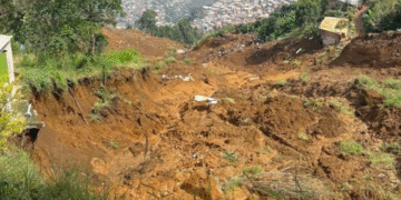 Ya son 13 los muertos por deslizamiento en Bello; sigue la búsqueda de 15 desaparecidos