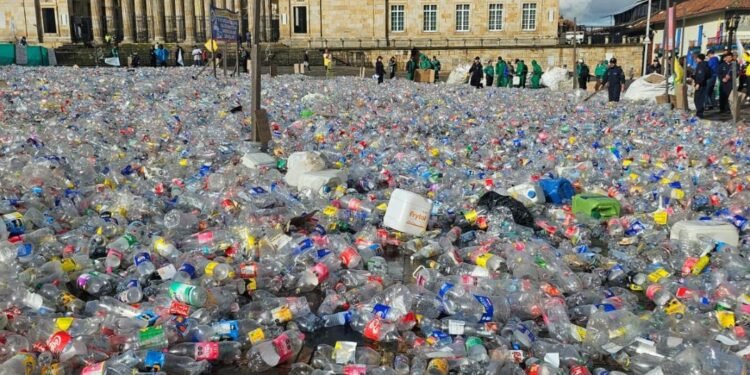 Un tapete de botellas de plástico cubre la Plaza de Bolívar por protesta de recicladores
