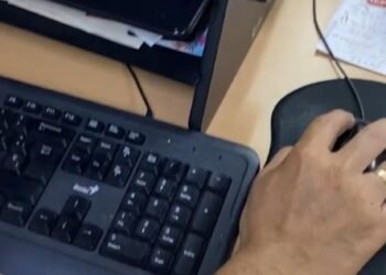 Mujeres siguen en desventaja en el mercado laboral: ganan un 7% menos que los hombres