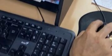 Mujeres siguen en desventaja en el mercado laboral: ganan un 7% menos que los hombres