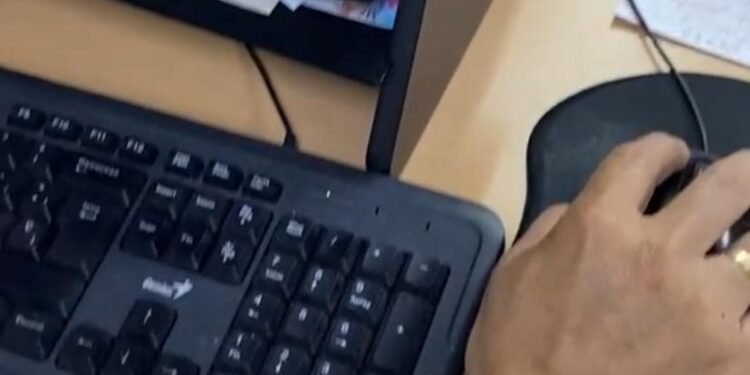 Mujeres siguen en desventaja en el mercado laboral: ganan un 7% menos que los hombres