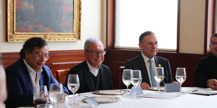 Petro y Cepeda, cara a cara: la Iglesia tiende puentes entre Gobierno y Congreso