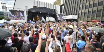 Petro celebró la aprobación de la reforma laboral en Medellín y subió a la tarima a cabecillas delincuenciales