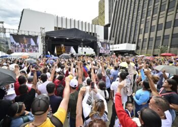 Petro celebró la aprobación de la reforma laboral en Medellín y subió a la tarima a cabecillas delincuenciales