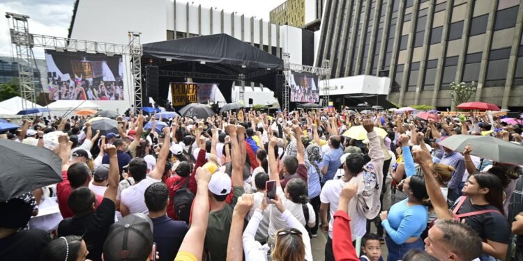 Petro celebró la aprobación de la reforma laboral en Medellín y subió a la tarima a cabecillas delincuenciales