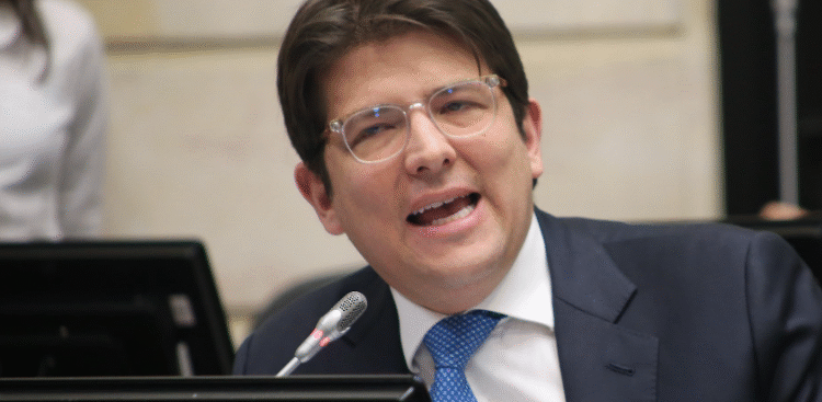 Miguel Uribe es sometido a una cirugía de urgencia por sangrado intracraneal