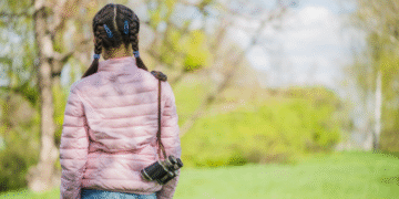 La niña era torturada por incumplir labores domésticas. La madre, que había asumido su tutela, es empleada pública. Denuncia de la Fiscalía.