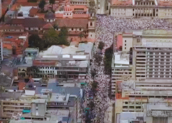 Multitudinaria marcha del silencio para rechazar el atentado contra Miguel Uribe y clamar por la paz