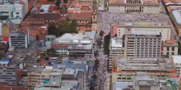 Multitudinaria marcha del silencio para rechazar el atentado contra Miguel Uribe y clamar por la paz