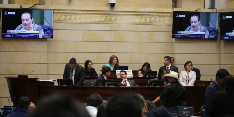 Bancada del Centro Democrático se retiró de la plenaria del Senado, rumbo a la Fundación Santa Fe