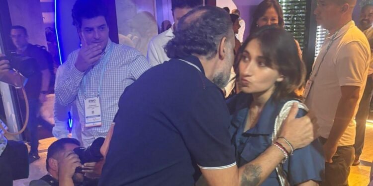 ¿Se perdonaron? El beso de la reconciliación entre Sarabia y Benedetti