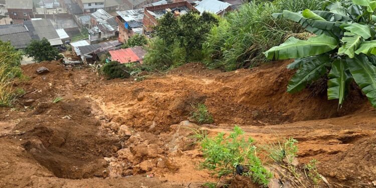 Mueren una mujer y su bebé por deslizamiento en Medellín