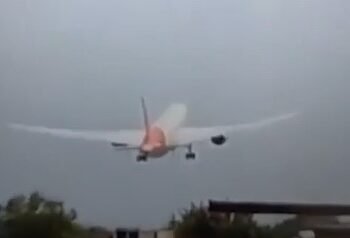 Video: avión con 242 ocupantes se estrella en la India, minutos después de despegar