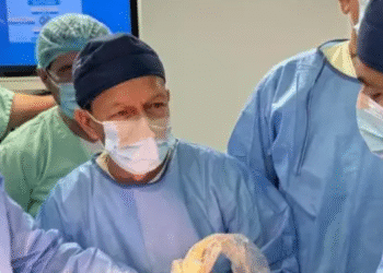 Esta es la primera vez en el mundo que se realiza una cirugía de este tipo, con éxito, por vía intrauterina. Le contamos de qué se trata.
