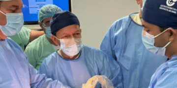 Esta es la primera vez en el mundo que se realiza una cirugía de este tipo, con éxito, por vía intrauterina. Le contamos de qué se trata.