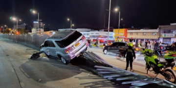 En Bogotá, camioneta de alta gama choca con separador de Transmilenio y se lleva todo a su paso