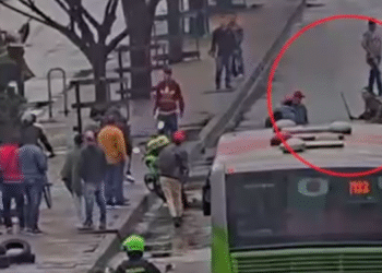 Dos hombres protagonizan pelea con machete en plena vía de Bogotá