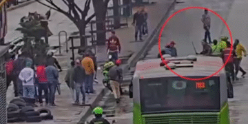 Dos hombres protagonizan pelea con machete en plena vía de Bogotá