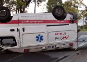 Fuerte choque de ambulancia con vehículo particular colapsó la avenida Las Américas de Bogotá