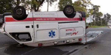 Fuerte choque de ambulancia con vehículo particular colapsó la avenida Las Américas de Bogotá