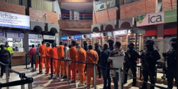 La deportación de 700 reclusos colombianos por parte de Ecuador generó tensiones entre ambas naciones