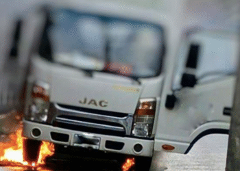 Un herido y un furgón incinerado por caída de cable de alta tensión en el centro de Bogotá