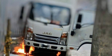 Un herido y un furgón incinerado por caída de cable de alta tensión en el centro de Bogotá