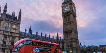 Dos jóvenes, condenados a cadena perpetua por asesinar con arma cortopunzante a un menor en Reino Unido