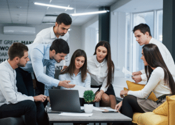 ¿Cuántas horas se trabajarán al día con la nueva jornada laboral de 44 horas en Colombia?