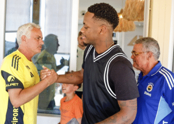 Fenerbahce desmiente supuestas críticas de Mourinho a Jhon Durán