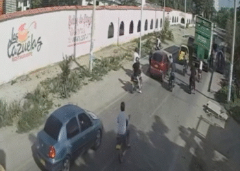 Violento robo a plena luz del día en Santa Marta: delincuentes emboscaron vehículo en vía de El Rodadero