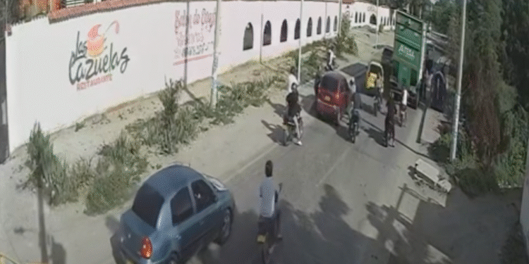 Violento robo a plena luz del día en Santa Marta: delincuentes emboscaron vehículo en vía de El Rodadero